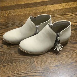 NWOT Journey Collection 8.5 Bootie w Tassel Zipper